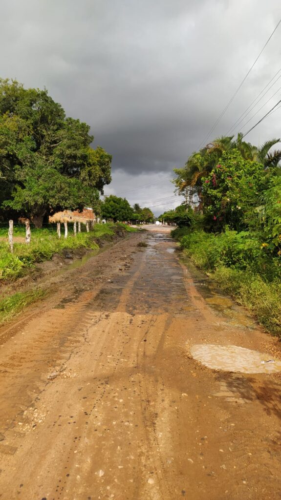 rua cheia de esgoto após maquina passar