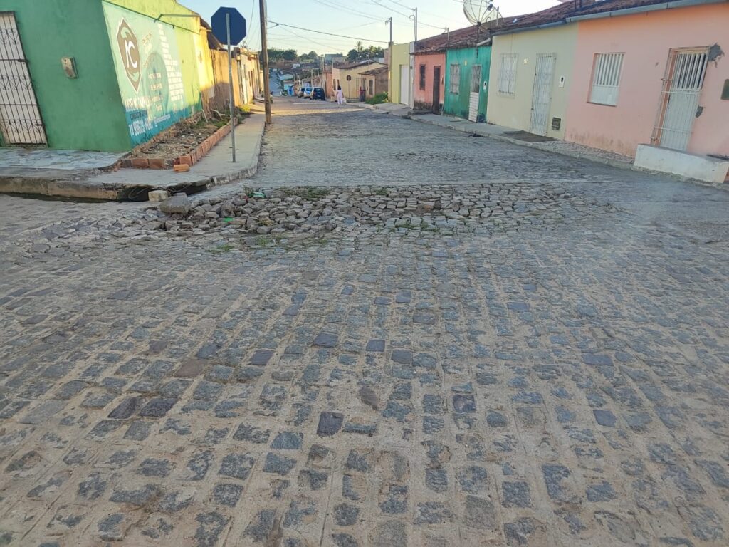 Calçamento com cedendo no Bairro Loiola 2