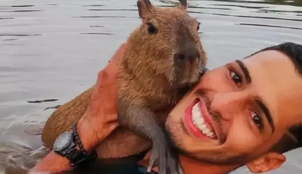 influenciador com capivara