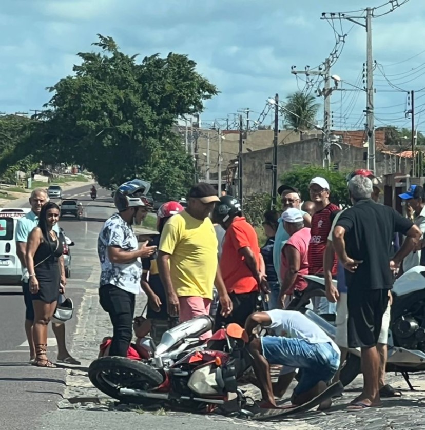 condutor fica ferido em acidente de moto