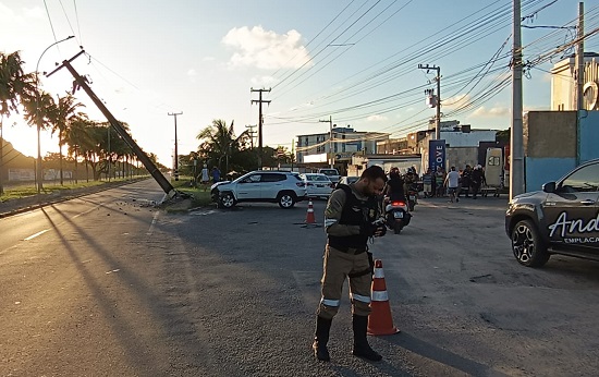 Colisão de carro em poste