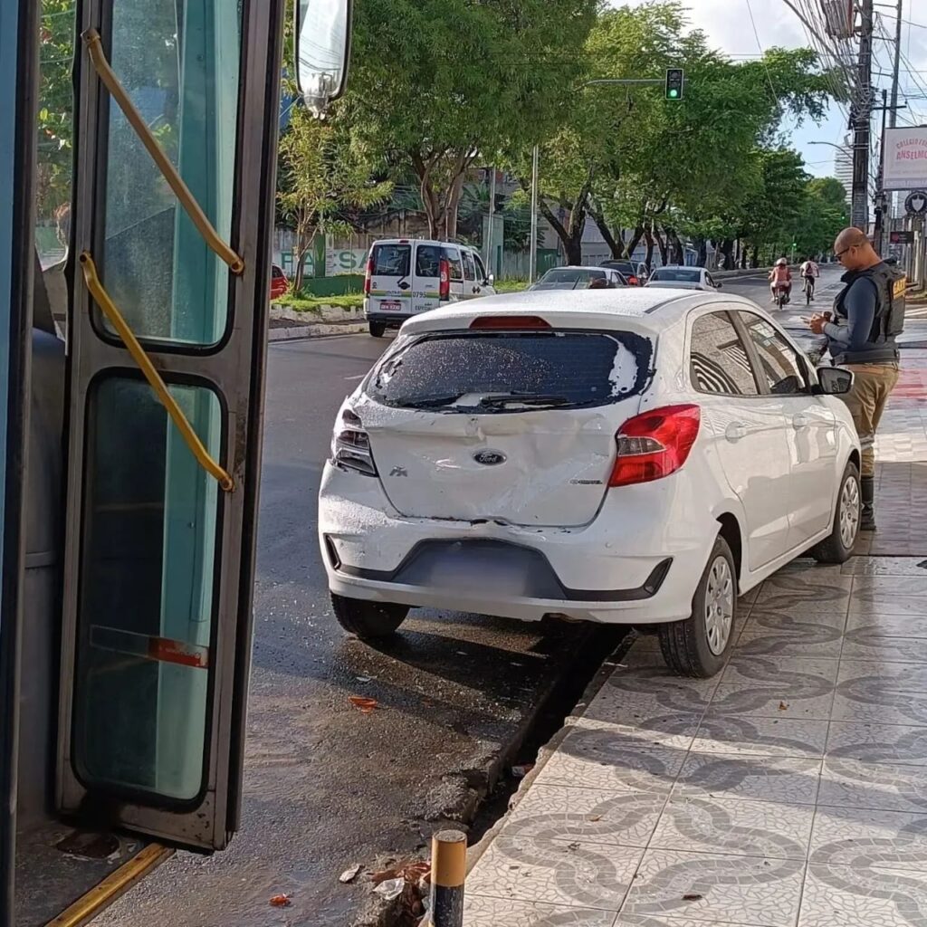 Sinistro: Acidente envolvendo ônibus, Ford KA e Etios é registrado próximo à Faculdade Fanese em Aracaju