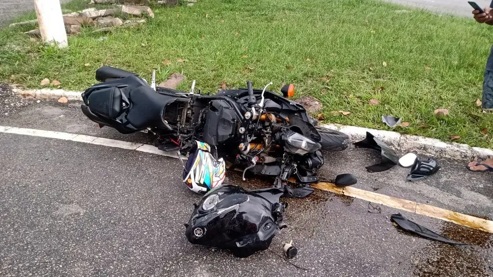 Acidente entre carro e motocicleta