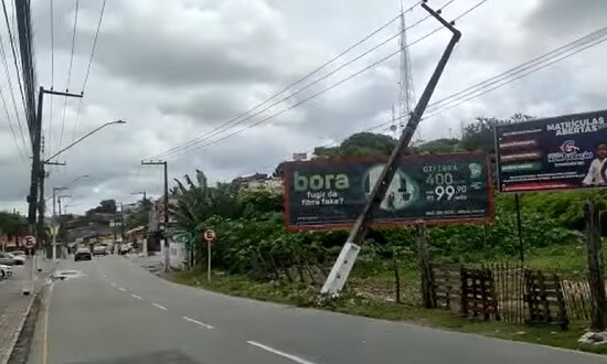 Veiculo bate em poste