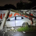 Carro colide em poste