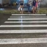 Pedestres tentando atravessar rodovia