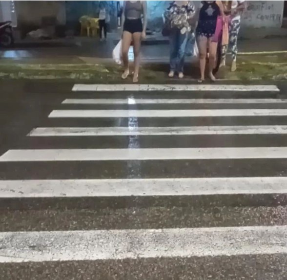 Pedestres tentando atravessar rodovia