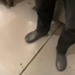 funcionario do burguer king urina nas calças devido a restrições