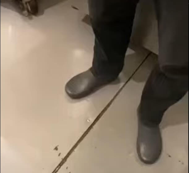 funcionario do burguer king urina nas calças devido a restrições