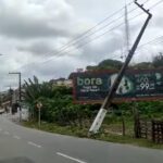 Veiculo bate em poste