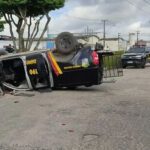 Viatura da PM capota