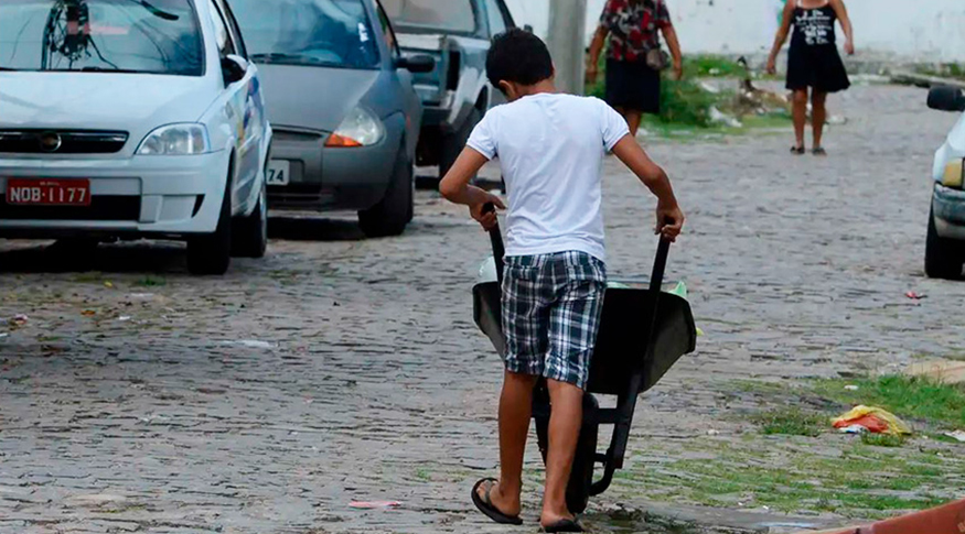 Menino com uma galinhota representando trabalho Infantil