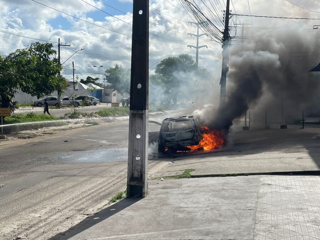 Carro pega fogo em Aracaju