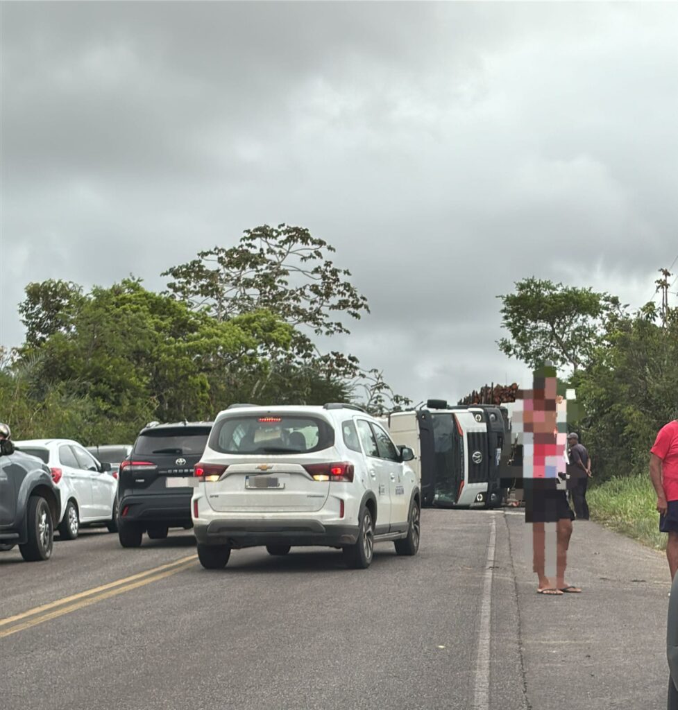 Caminhão-tanque tomba na SE-270 em Salgado