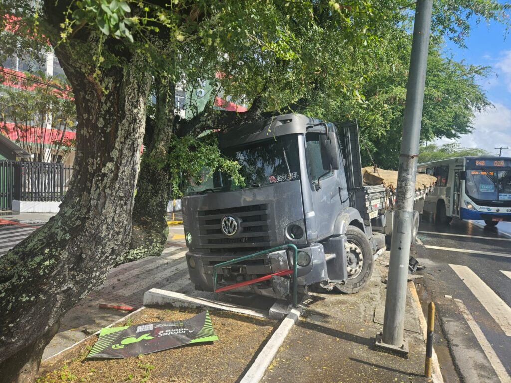 batida com caminhão no bairro Jabotiana