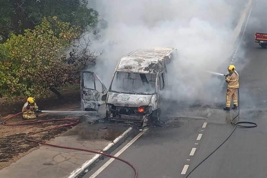 incêndio em van na Avenida Tancredo Neves