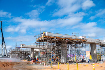 Obras do Complexo Viário Maria do Carmo em Aracaju avançam com instalação de vigas