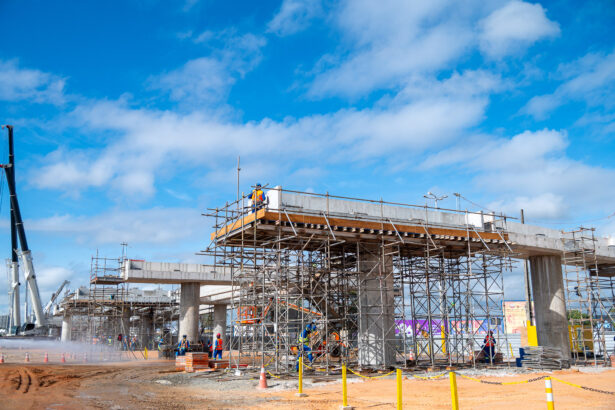Obras do Complexo Viário Maria do Carmo em Aracaju avançam com instalação de vigas