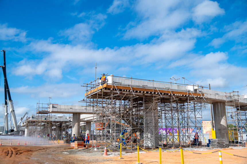 Obras do Complexo Viário Maria do Carmo em Aracaju avançam com instalação de vigas