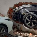 Carro colidindo com muro de condomínio após bater em moto em Aracaju