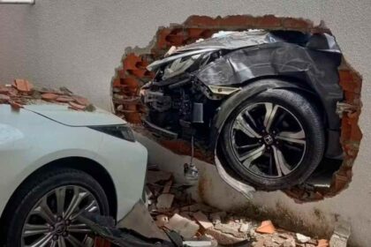 Carro colidindo com muro de condomínio após bater em moto em Aracaju