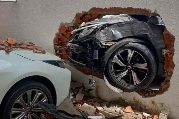 Carro colidindo com muro de condomínio após bater em moto em Aracaju