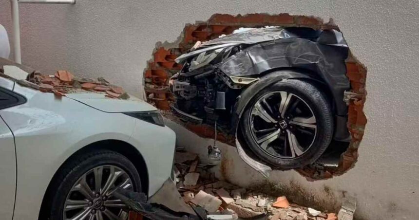 Carro colidindo com muro de condomínio após bater em moto em Aracaju