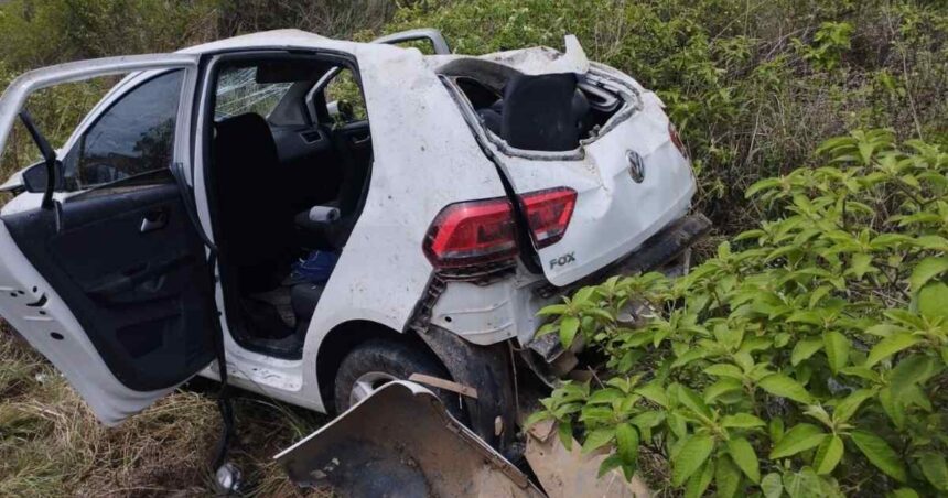 Veículo capotado após colisão com poste na rodovia SE-230 em Porto da Folha