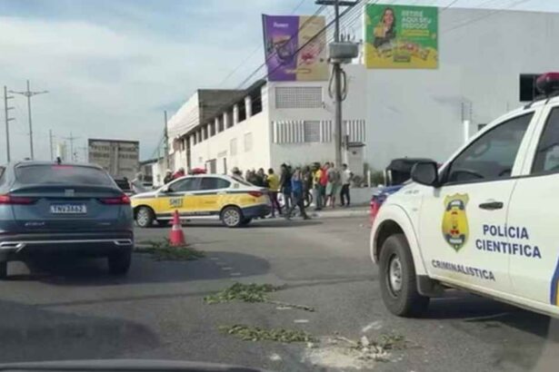 Acidente envolvendo motocicleta, caminhão e picape na Avenida Etelvino Alves Lima, em Aracaju