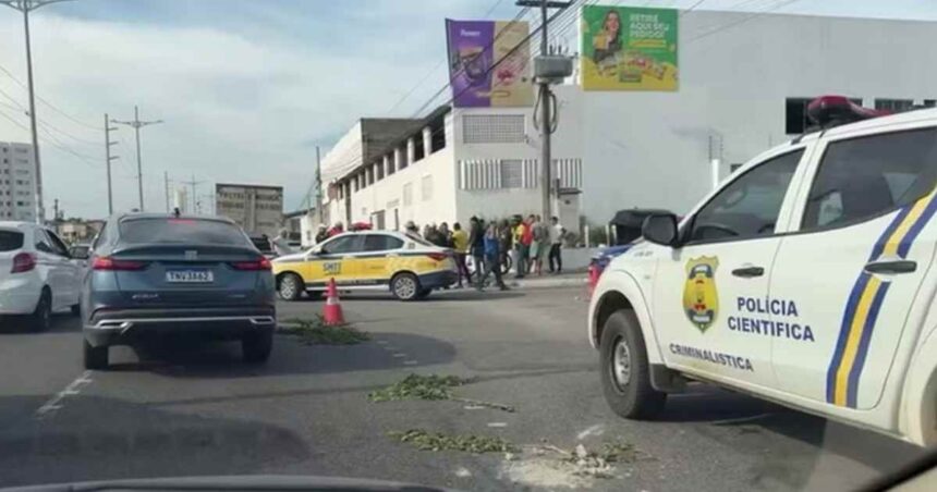 Acidente envolvendo motocicleta, caminhão e picape na Avenida Etelvino Alves Lima, em Aracaju