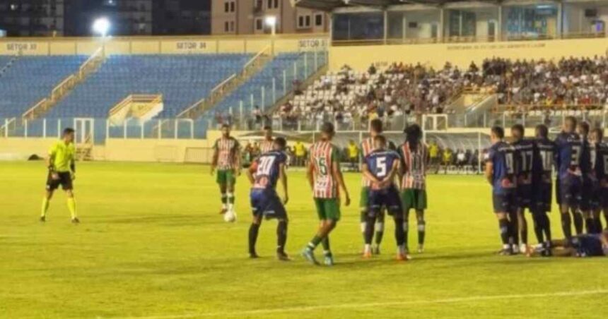 Jogadores do América de Propriá durante partida da Copa do Brasil contra o Tirol-CE