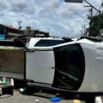 Capotamento em Aracaju deixa veículo destruído na Zona Sul da capital