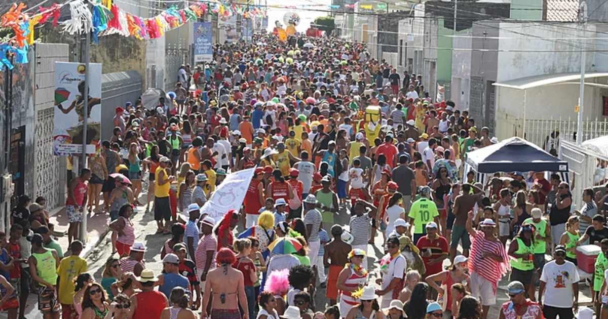 Multidão no Bloco Rasgadinho durante o Carnaval em Aracaju no bairro Cirurgia