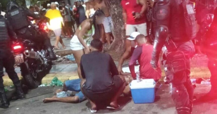 Viatura da Polícia Militar durante ocorrência no Carnaval em Pirambu