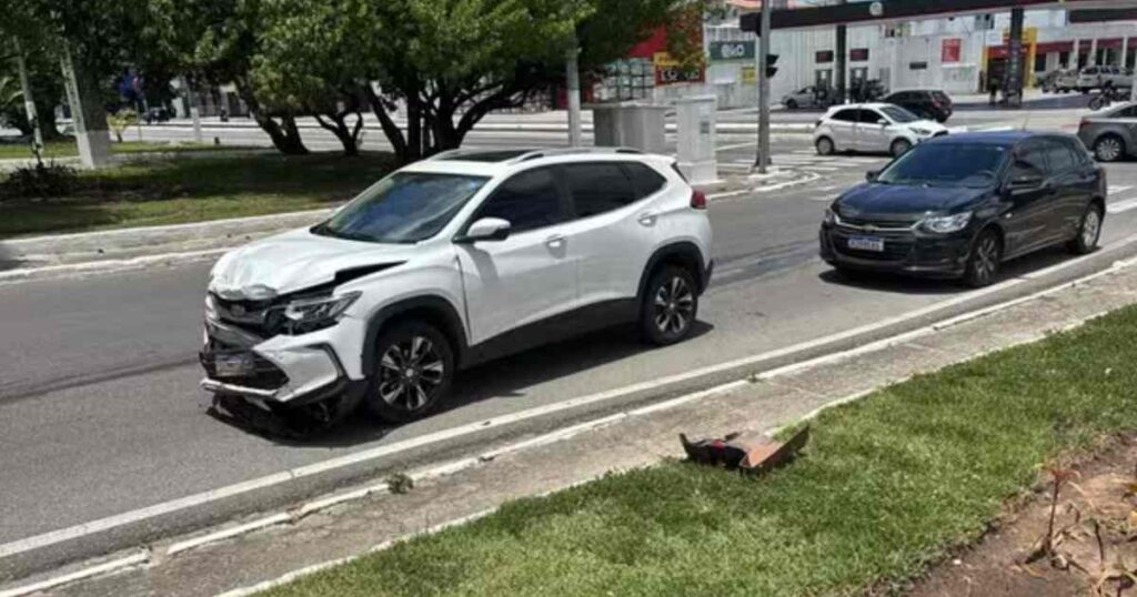 Carro capotado após colisão no cruzamento da Gonçalo Prado Rollemberg em Aracaju