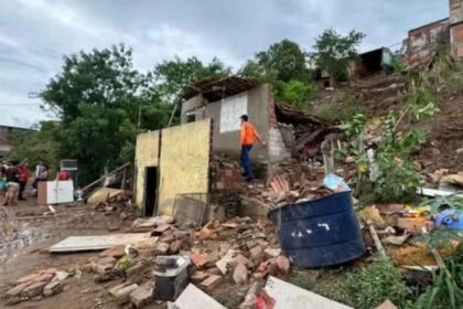 Casa destruída após fortes chuvas em Porto da Folha
