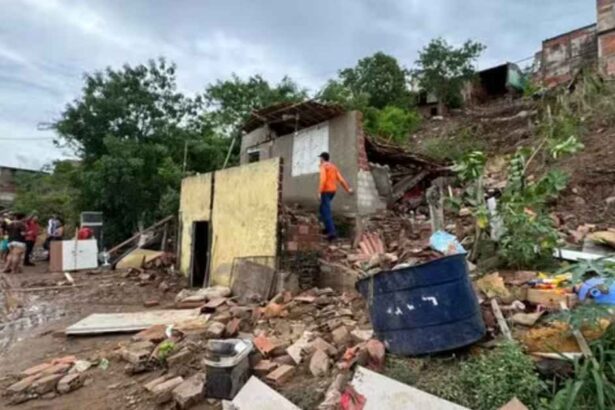 Casa destruída após fortes chuvas em Porto da Folha