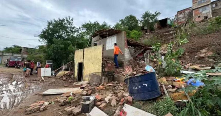 Casa destruída após fortes chuvas em Porto da Folha