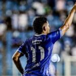 Jogadores do Confiança em campo no Batistão em Aracaju