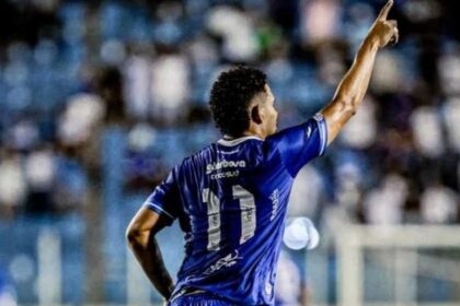 Jogadores do Confiança em campo no Batistão em Aracaju