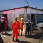 Casa desabada no bairro Industrial, em Aracaju, após estrutura ceder em direção ao rio