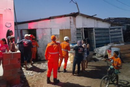 Casa desabada no bairro Industrial, em Aracaju, após estrutura ceder em direção ao rio