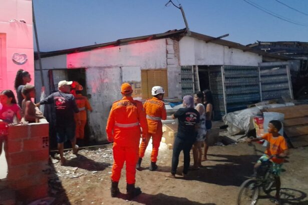 Casa desabada no bairro Industrial, em Aracaju, após estrutura ceder em direção ao rio