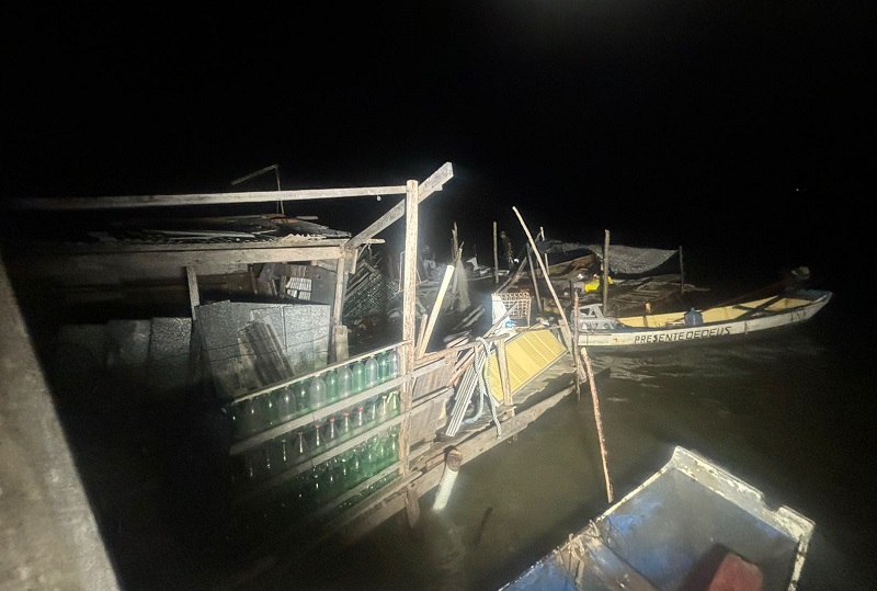 Casa desabada no bairro Industrial, em Aracaju, após estrutura ceder em direção ao rio