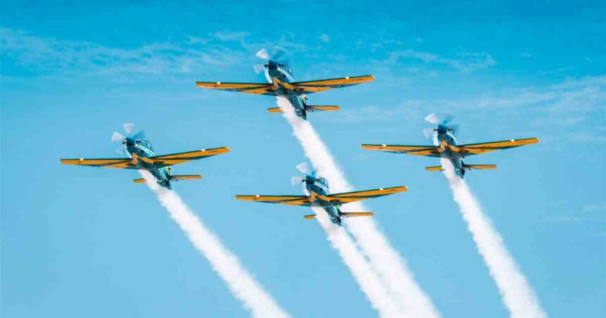 Esquadrilha da Fumaça durante apresentação aérea em Aracaju