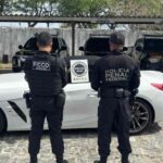 Policiais durante cumprimento de mandados da FICCO em Aracaju contra tráfico interestadual de drogas.