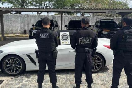 Policiais durante cumprimento de mandados da FICCO em Aracaju contra tráfico interestadual de drogas.