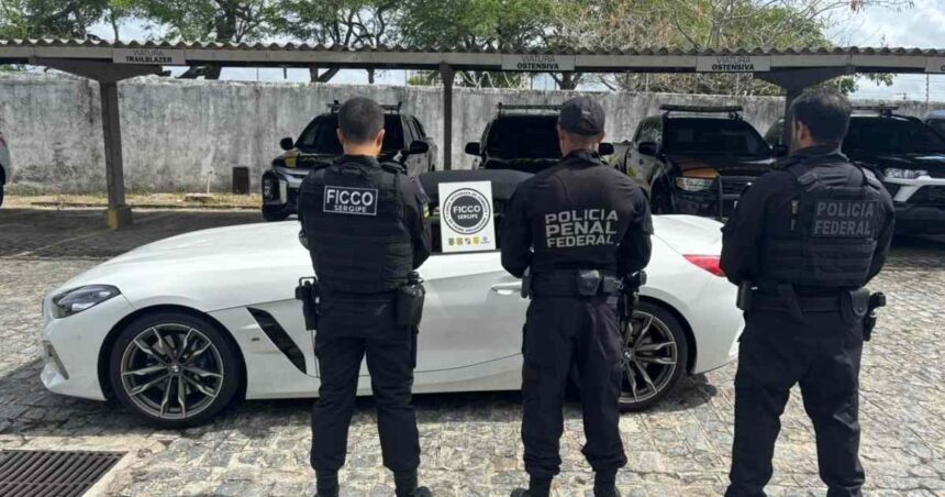 Policiais durante cumprimento de mandados da FICCO em Aracaju contra tráfico interestadual de drogas.