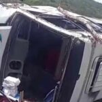 Micro-ônibus capotado próximo ao povoado Riacho Fundo, em Tobias Barreto, Sergipe