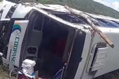 Micro-ônibus capotado próximo ao povoado Riacho Fundo, em Tobias Barreto, Sergipe